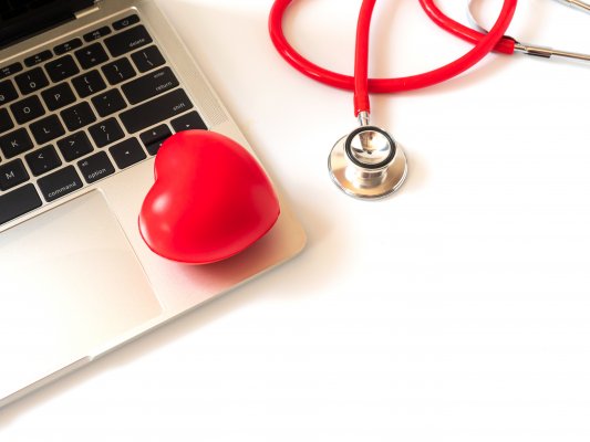registry cleaner software regclean pro review laptop with red heart on it and red stethoscope to the right